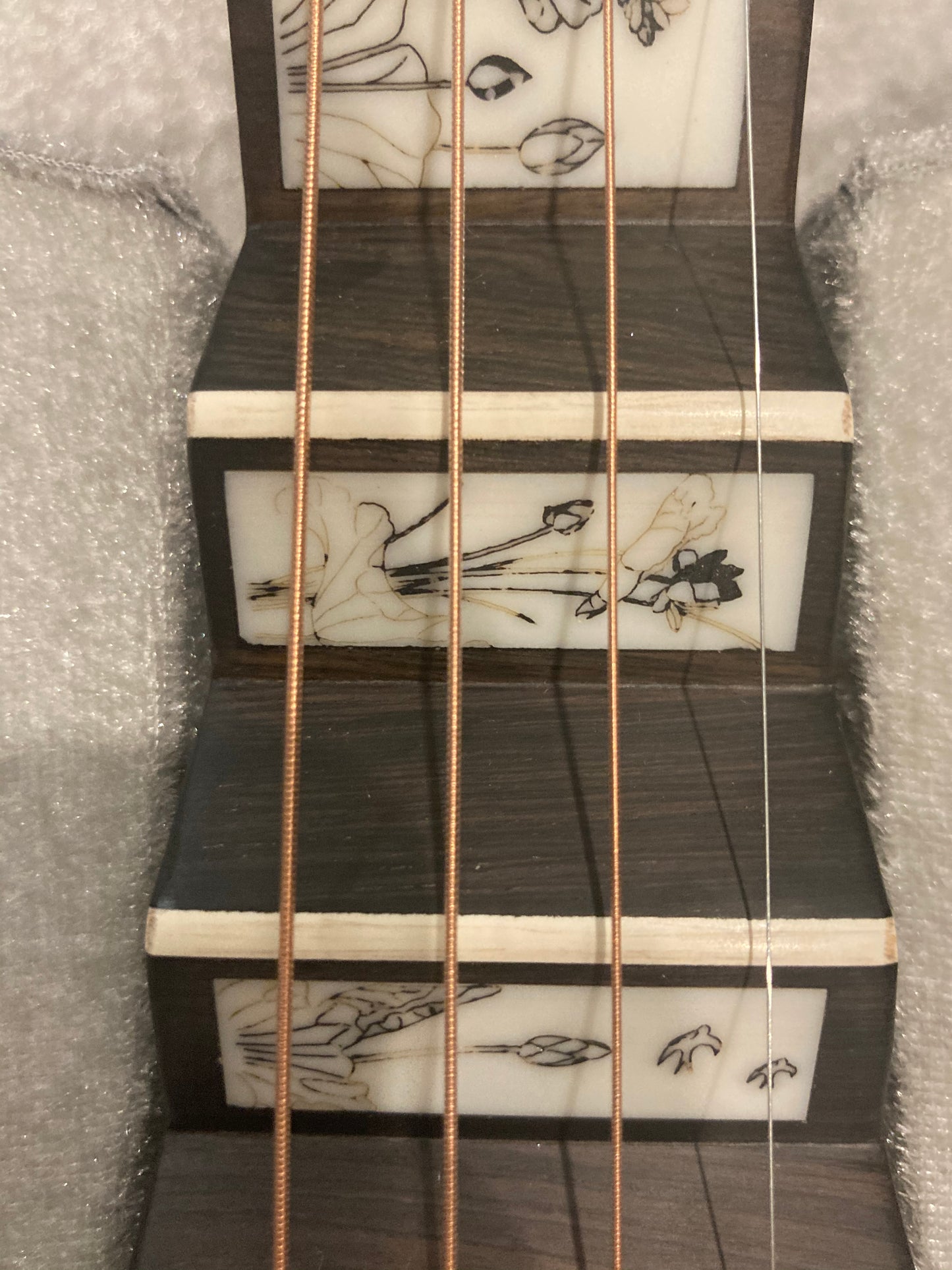LANDTOM Newest style chicken wing/Jichi wood Chinese Lute Traditional National Stringed Instrument Pipa with bone cravings in the nect and Ebony pegs for Adults, Beginners, intermedites, musicians