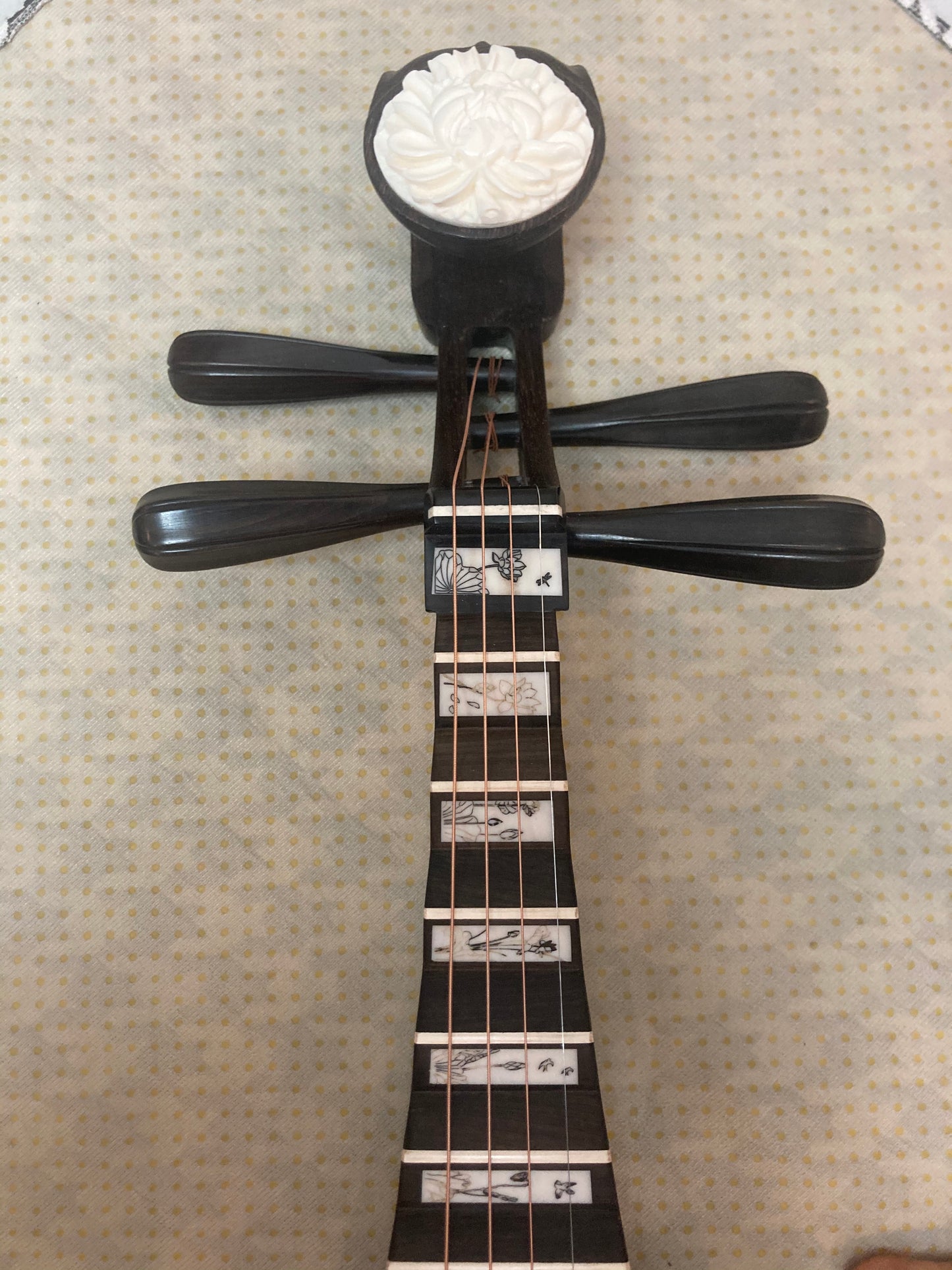 LANDTOM Newest style chicken wing/Jichi wood Chinese Lute Traditional National Stringed Instrument Pipa with bone cravings in the nect and Ebony pegs for Adults, Beginners, intermedites, musicians