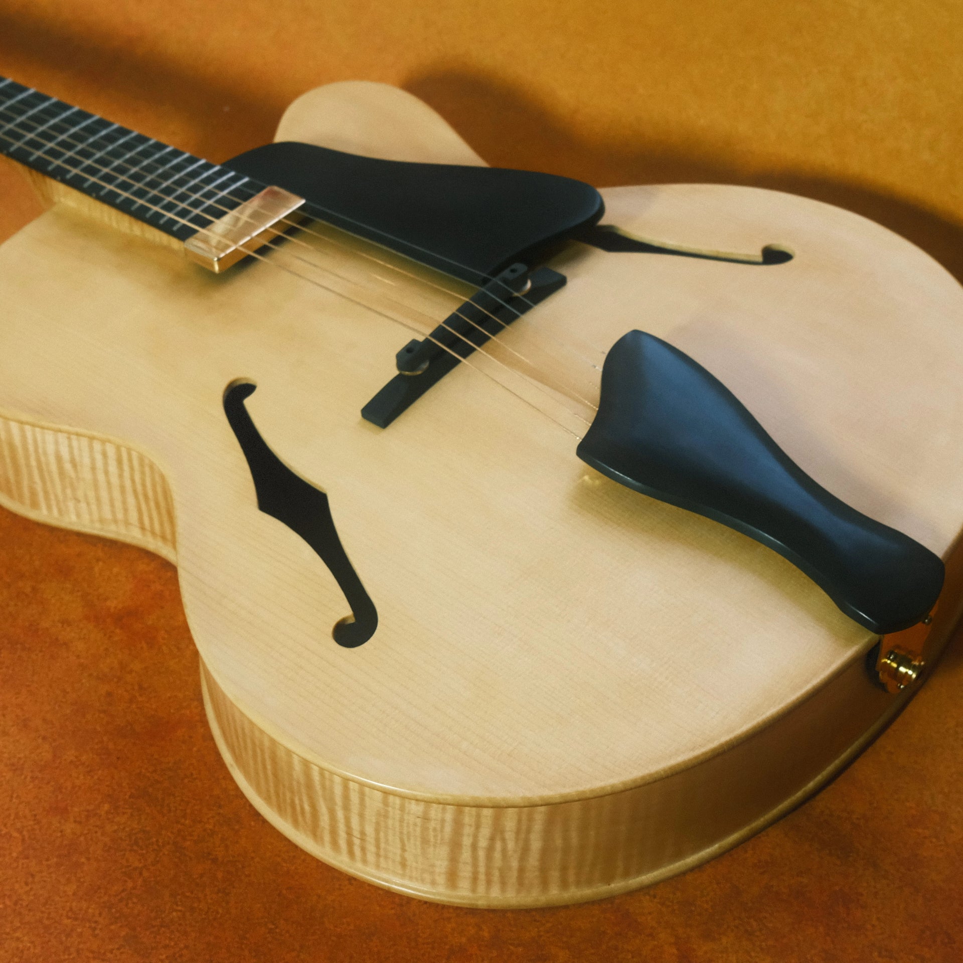 Load video: LANDTOM®️ · 产品 · LANDTOM 19NYL Handcrafted 17" Jazz Electric Guitar 6-String Carved Solid Hollow Body Violin Style Spruce Top Maple Neck Ebony · Shopify
