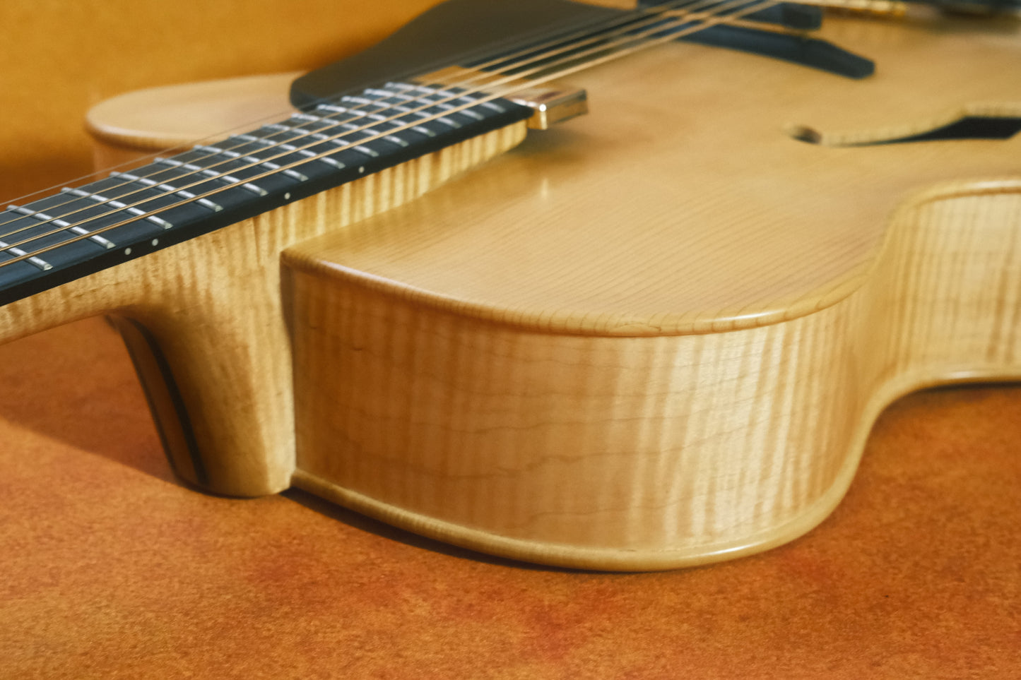 LANDTOM 19NYL Handcrafted 17" Jazz Electric Guitar 6-String Carved Solid Hollow Body Violin Style Spruce Top Maple Neck Ebony