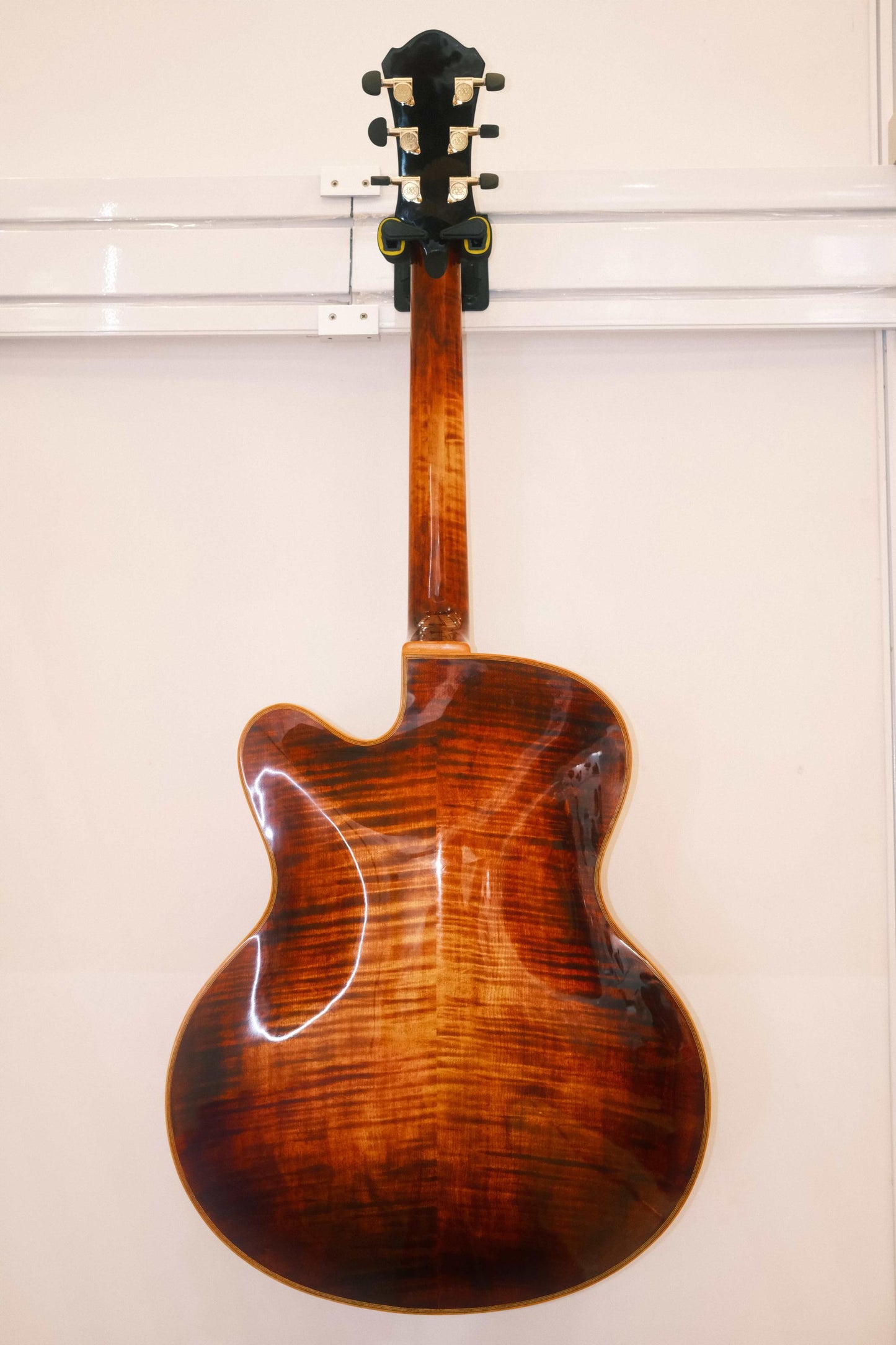 LANDTOM Customizable Archtop Spruce Flamed Maple Handcrafted Hollow Body Lacquered Finish Jazz Acoustic Electric Guitar Ebony