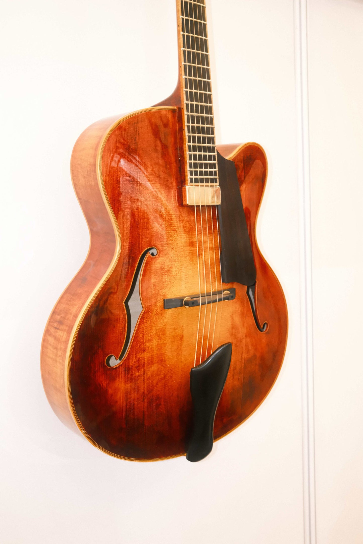 LANDTOM Customizable Archtop Spruce Flamed Maple Handcrafted Hollow Body Lacquered Finish Jazz Acoustic Electric Guitar Ebony