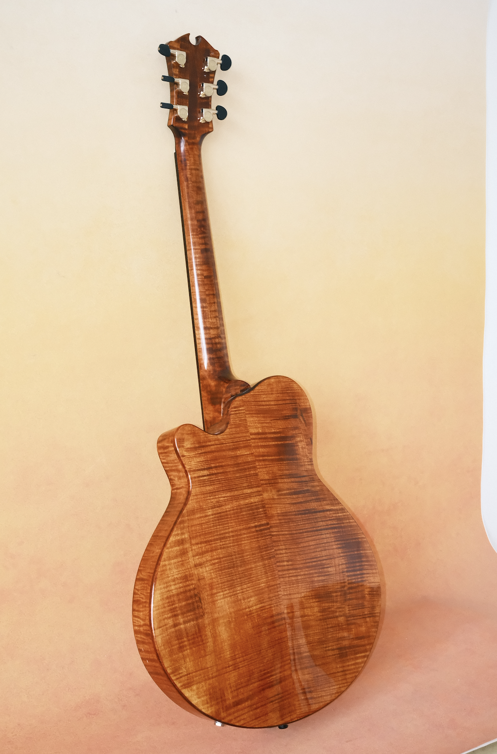 LANDTOM Handmade Archtop Jazz Guitar Hollow Spruce Top Solid Flamed Maple Customizable Electric Guitar Ebony Fingerboard