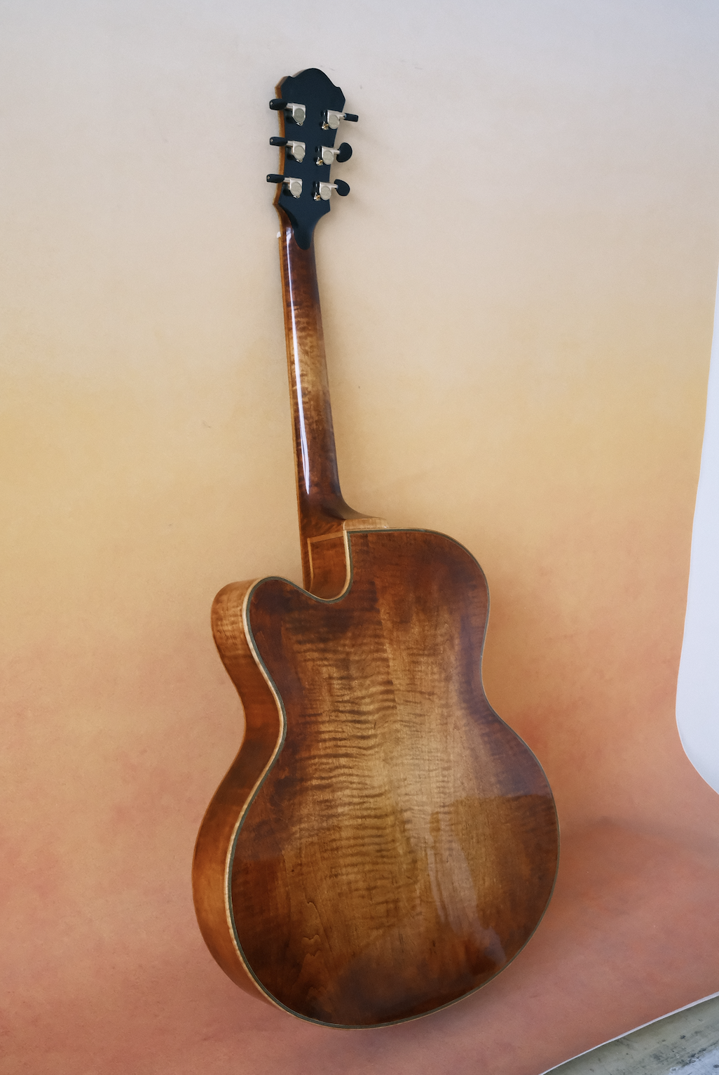 LANDTOM Customizable Handmade Archtop Spruce 2A Flamed Maple Handcrafted Hollow Body Lacquered Finish Jazz Acoustic Electric Guitar Ebony