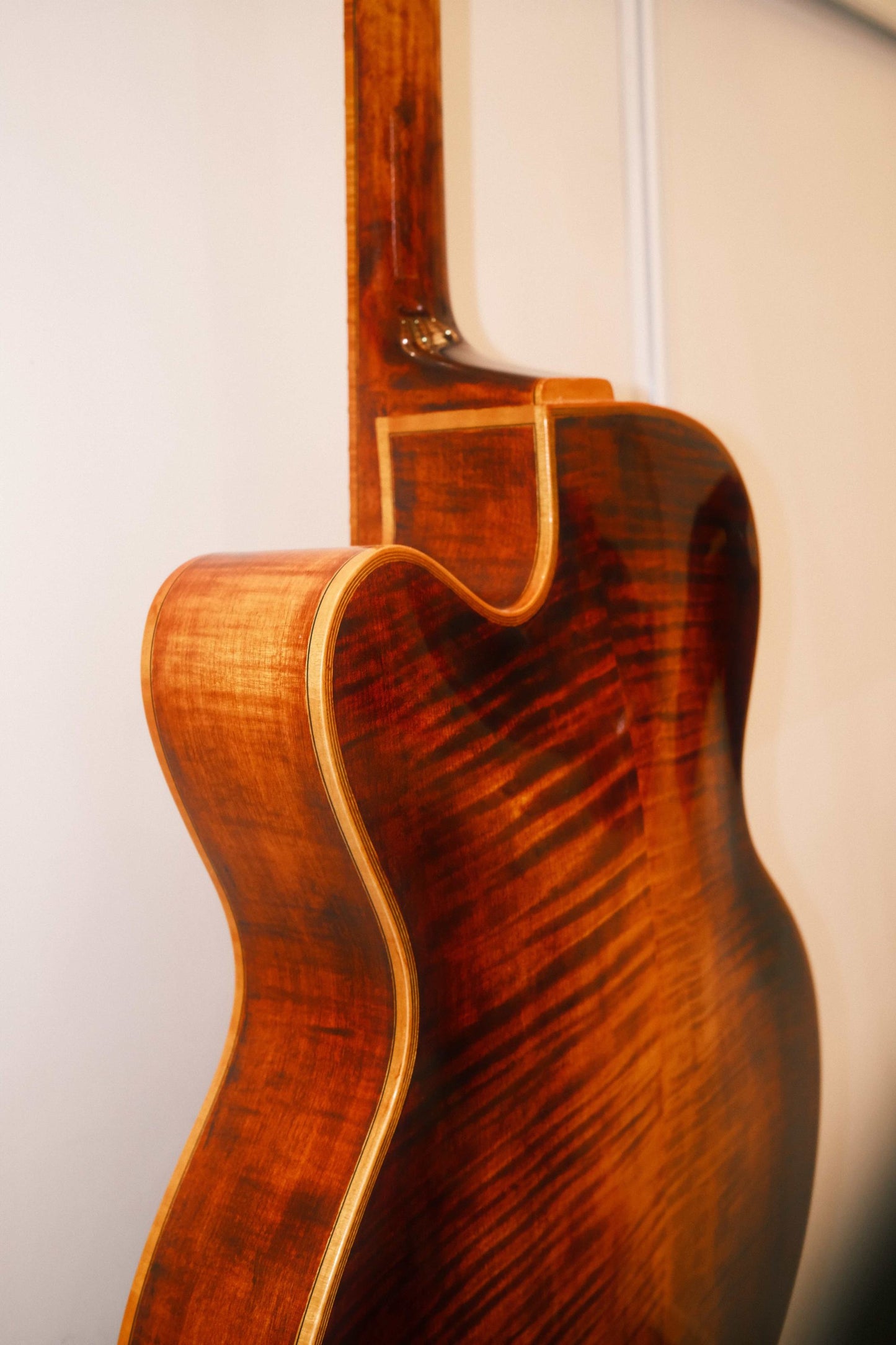 LANDTOM Customizable Archtop Spruce Flamed Maple Handcrafted Hollow Body Lacquered Finish Jazz Acoustic Electric Guitar Ebony