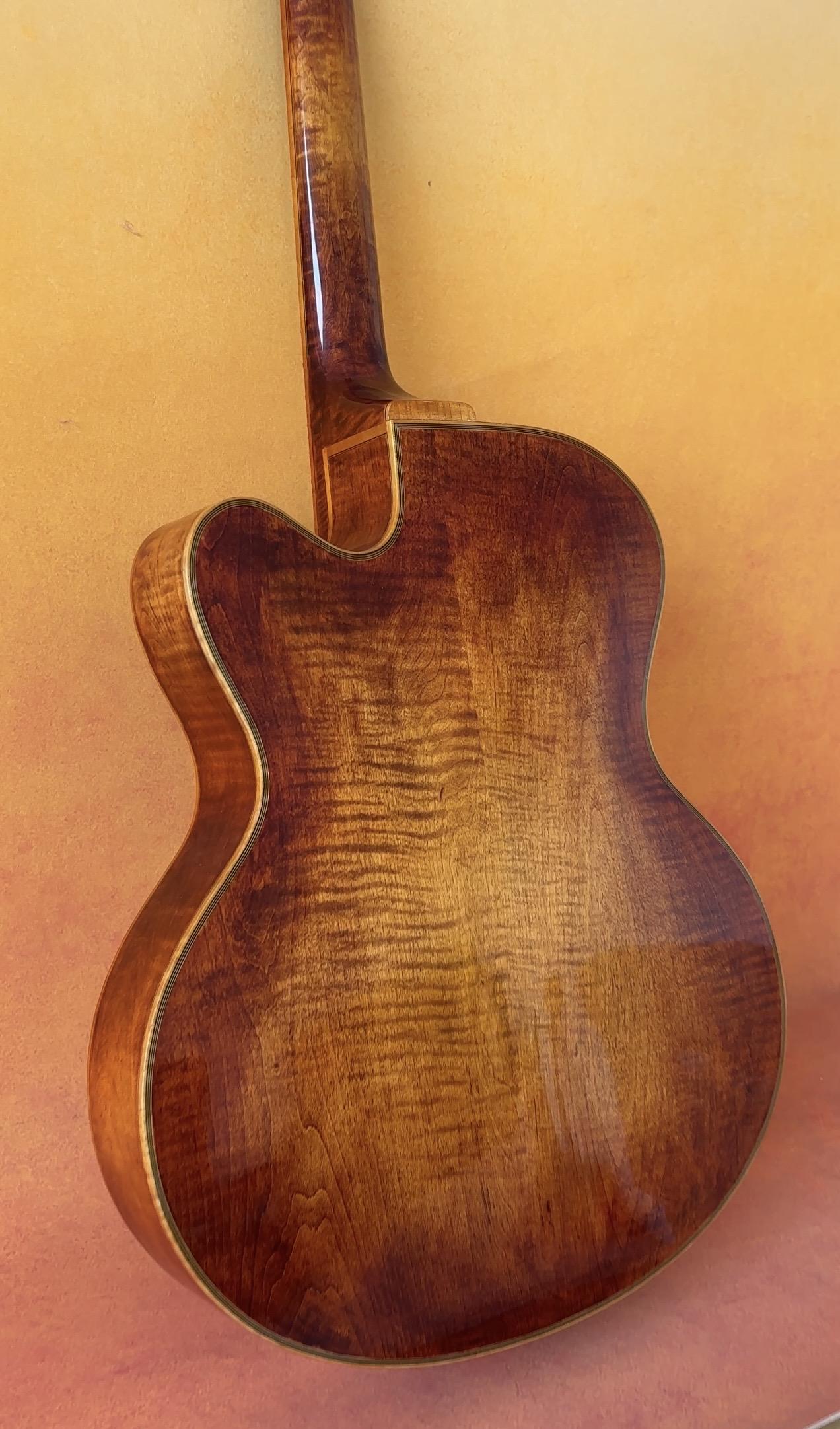 LANDTOM Customizable Handmade Archtop Spruce 2A Flamed Maple Handcrafted Hollow Body Lacquered Finish Jazz Acoustic Electric Guitar Ebony