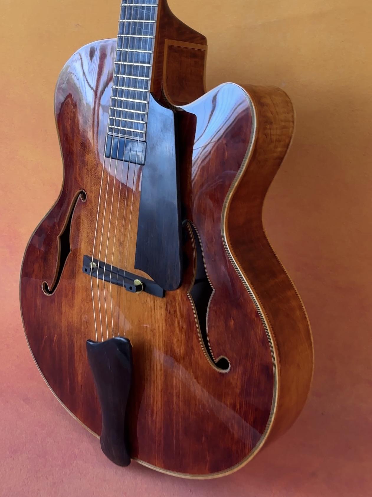 LANDTOM Customizable Handmade Archtop Spruce 2A Flamed Maple Handcrafted Hollow Body Lacquered Finish Jazz Acoustic Electric Guitar Ebony