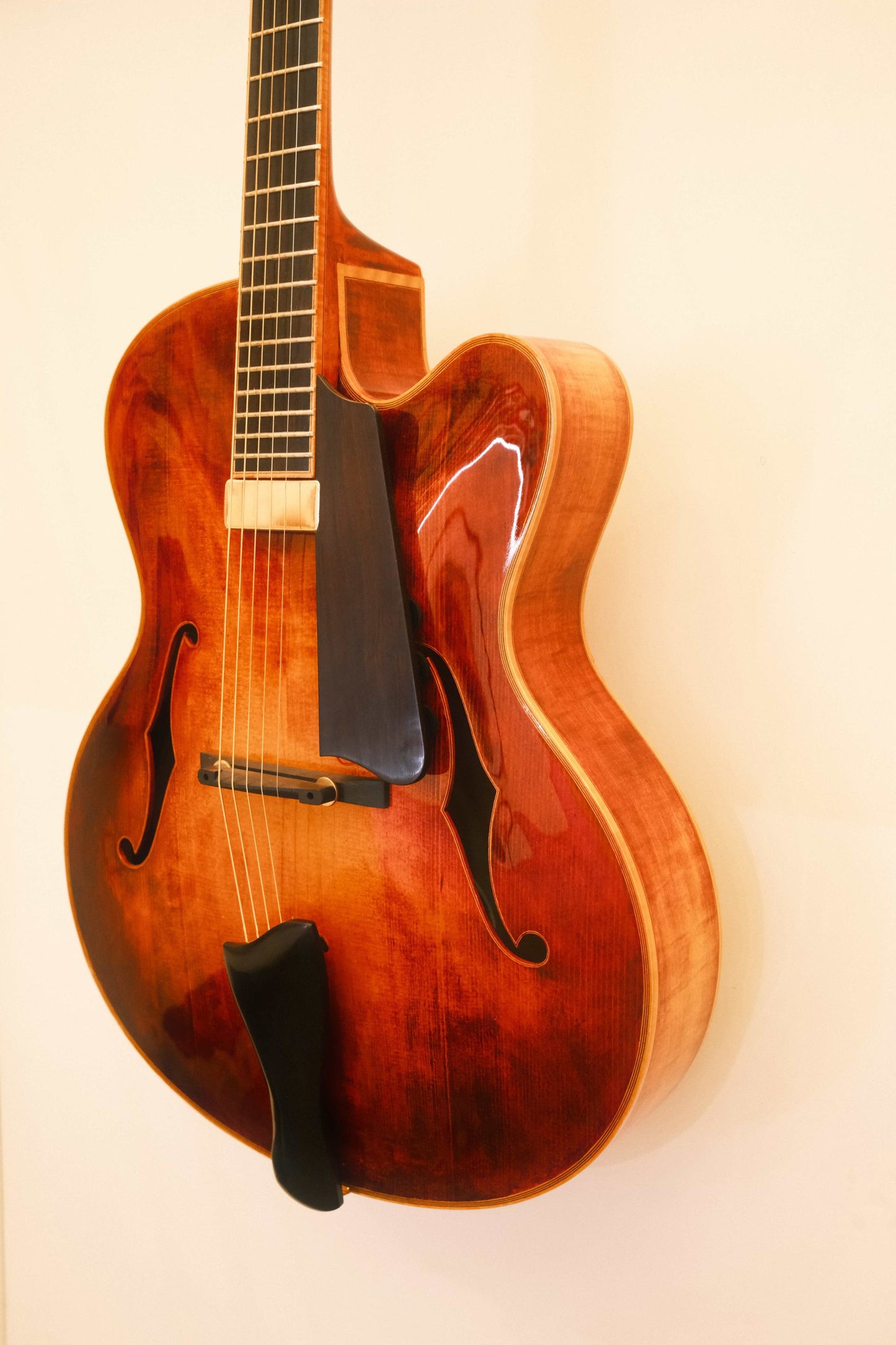 LANDTOM Customizable Archtop Spruce Flamed Maple Handcrafted Hollow Body Lacquered Finish Jazz Acoustic Electric Guitar Ebony