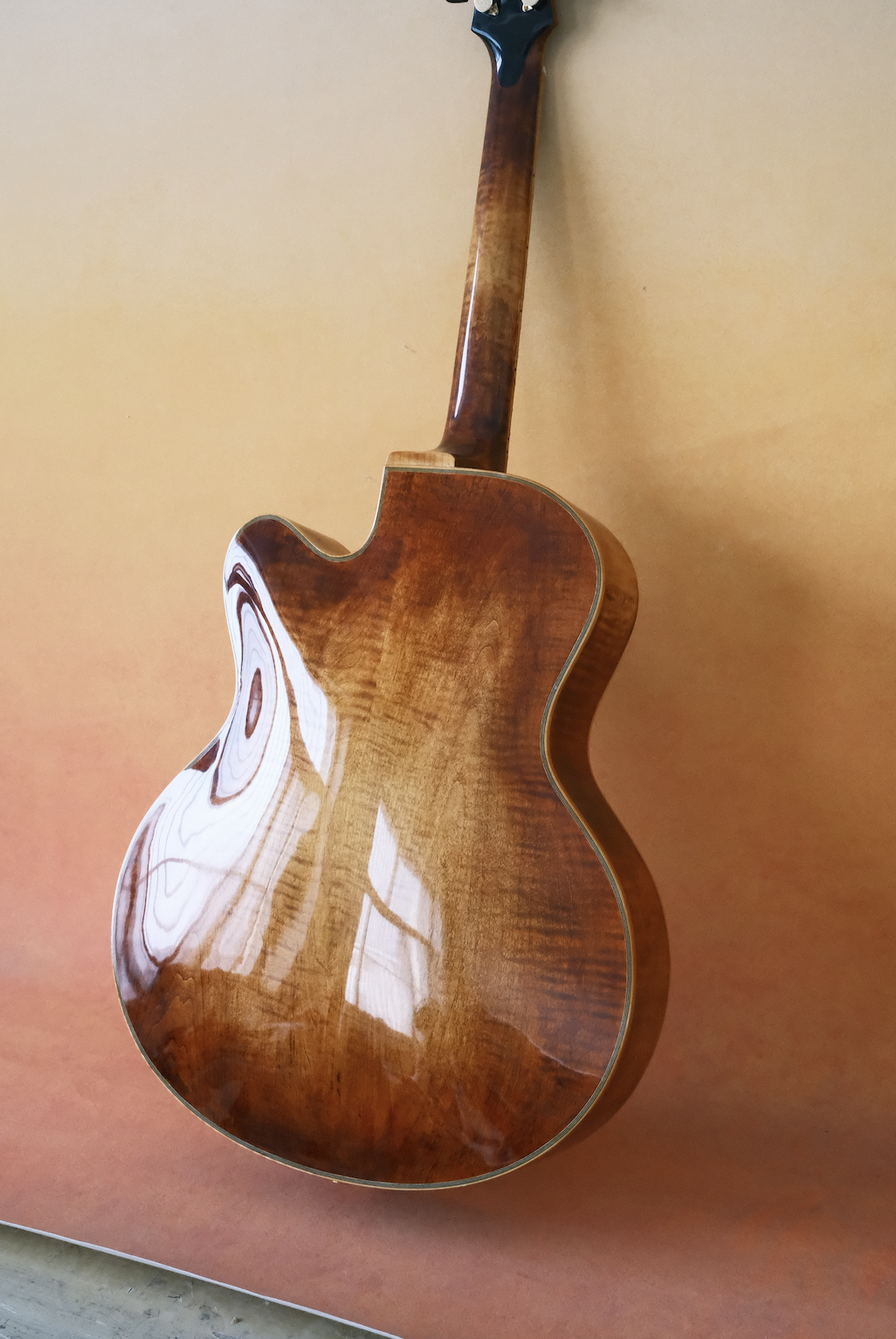 LANDTOM Customizable Handmade Archtop Spruce 2A Flamed Maple Handcrafted Hollow Body Lacquered Finish Jazz Acoustic Electric Guitar Ebony