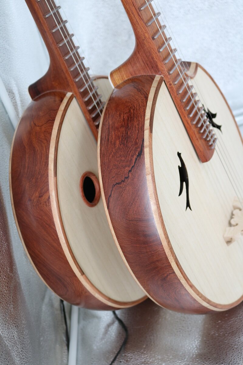 LANDTOM Master-Recommended Aged Burmese Rosewood (Dalbergia oliveri) Zhongruan Professional Performance Grade with Grade-A Paulownia Soundboard, Rounded Body, Peony Headstock & Round Sound Holes