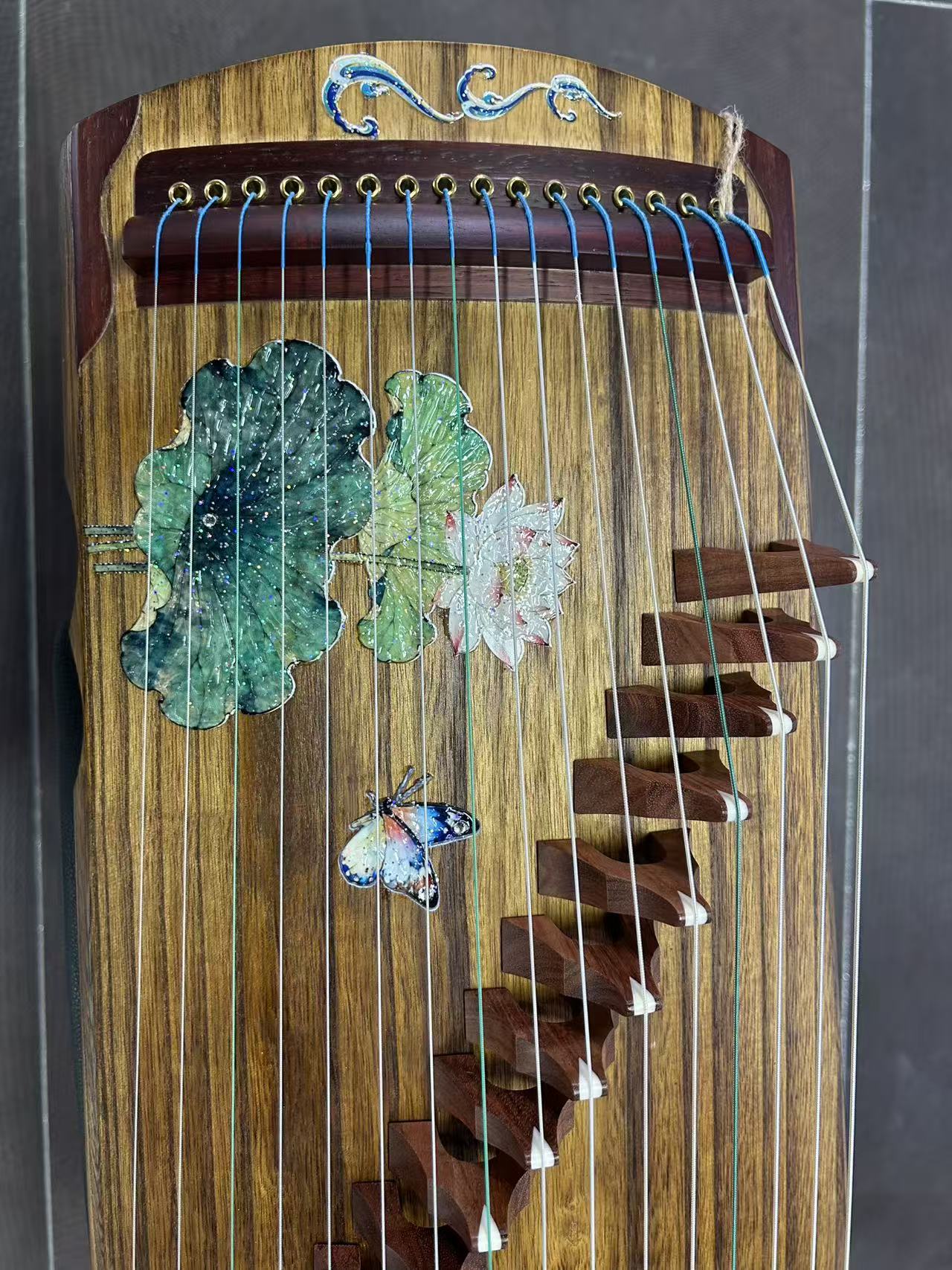 LANDTOM 16-String Travel Guzheng 70cm/27.6in Mini Chinese Zither with Paulownia Wood Body, Lotus Design, Portable Guzheng for Beginners, Students & Practice