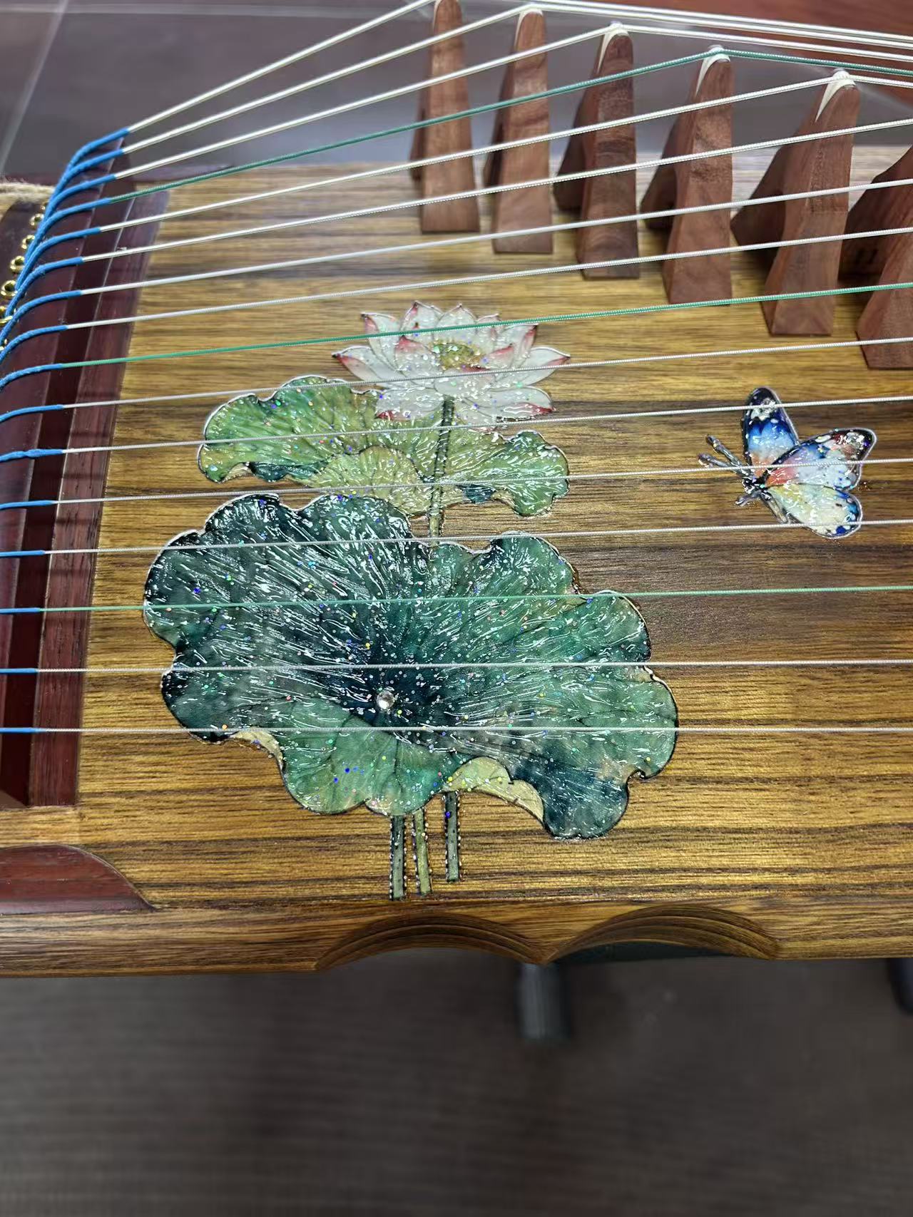 LANDTOM 16-String Travel Guzheng 70cm/27.6in Mini Chinese Zither with Paulownia Wood Body, Lotus Design, Portable Guzheng for Beginners, Students & Practice
